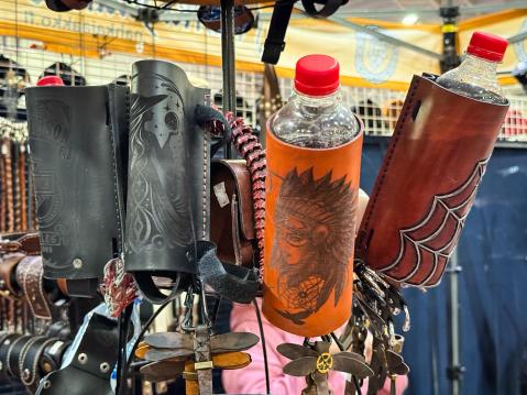 Simolan tekemiä nahkaisia, uniikkeja pullotelineita.