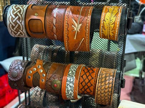 Lisää komeita rannekkeita.