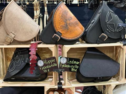 Swingi- ja työkalulaukkuja, Simolan koristelu.