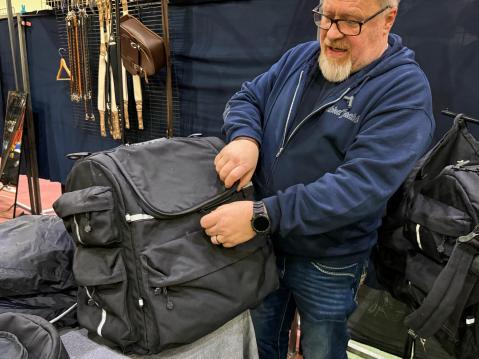 'Vaimon matkakaappiin' mahtuu jopa 75 litraa tavaraa. Kiinnitys sissybariin.