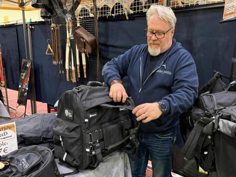 Vaimon matkakaappia voi kuljettaa kuten olkalaukkua tai reppua.