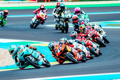 Erot Moto3-luokan kuskien välillä on pienet. #27 Rico Salmelan edessa #94 Guido Pini