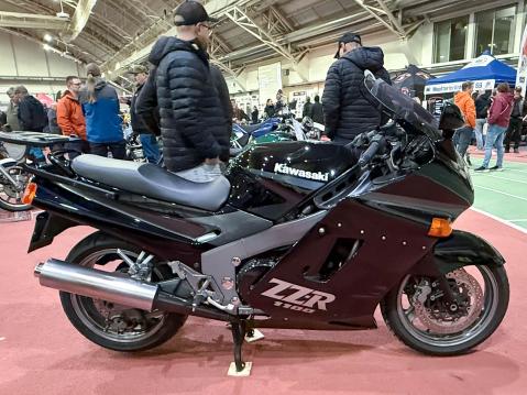 Nro. 16  Kawasaki Zzr1100 vm. 1991 Omistaja: Antti Sukanen