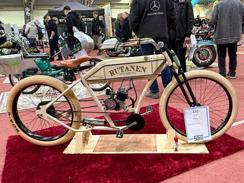 Nro. 112 Motorized Zycle, Omavalmiste Omistaja: Rutanen