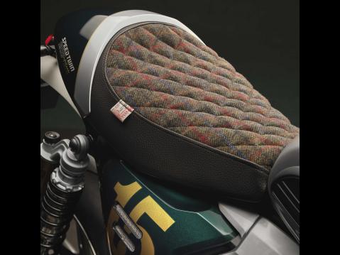 Triumph Speed Twin 1200 Cafe Racer DGR Edition. Palkintopyörän silmiinpistävin yksityiskohta on aito Harris Tweed -istuin, joka on kudottu käsityönä Ulko-Hebrideillä.
