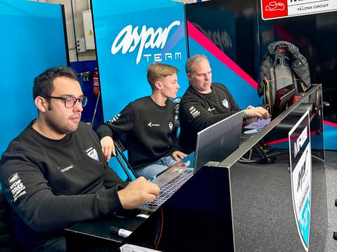 Dataa tutkailemassa. Kuva: Artpicsjona