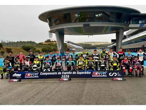 ESBK-sarjan kuljettajat. Aatos Pirttinen takarivissä kuudes vasemmalta. Kuva: Artpicsjona