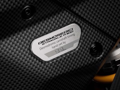 Ducati Superleggera V4 Centenarion desmodrominen venttiilikoneisto on yksilöllisesti säädetty, ja siitä vastaa kukin asentaja allekirjoituksellaan.