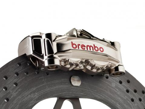 Brembon hiilikuitukeraaminen Hyction-jarrulevy ja uusi GP4-HY-monoblock-satula pienentävät jousittamatonta massaa merkittävästi.