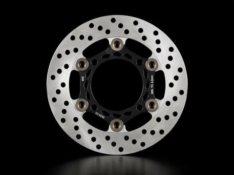 Kevennys jatkuu takajarrunkin puolella: kelluvan teräslevyn keskiö ja holkit on valmistettu teräksen sijaan alumiinista massan minimoimiseksi.