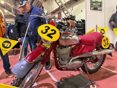 Jawa Six Days vm. 1961 350cc, 23hv, n.125kg. Omistaja: Markku Lahtinen. Syksylla 1961 Pertti Kärhälle ns. Vinku Cetin runkoon rakennettu Jawa. Pertti voitti tällä Päijanneajot 1962-65.