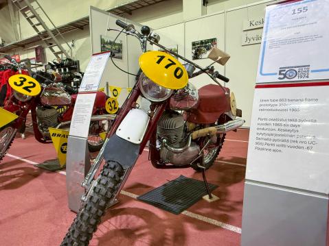 Jawa Six Days vm. 1965 350cc, 23hv, n.125kg. Omistaja: Markku Lahtinen. Kauden 1965 Keijo Benjaminssonille 250-luokkaan uudemman Vinku Cetin runkoon rakennettu Jawa. 1966 muutettiin 350 kuutioiseksi ja kuljettajaksi tuli Kärhä. Pertti keskeytti talla Jawalla viimeisellä maastokokeella johtoasemasta jalkamurtumaan. 1966 Sixillä henkilokohtainen kultamitalli ja joukkue pronssi.