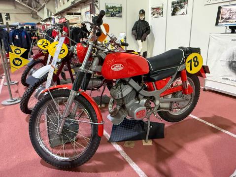 Jawa type 653 banama frame vm. 1965. Omistaja: Pertti Kärhä. Pertti osallistui tällä pyörällä vuoden 1965 Six days enduroon. Keskeytys sytytysjärjestelmän petettyä, mutta saavutti viidennen Päijanneajon voiton vuonna 1967. 'Kasasin tämän pyörän työstölämpöisistä osista tehtaalla Tsekissä. Tämä on prototyyppi, joita tuotiin Suomeen neljä kappaletta, eli jopa maailman mittapuun mukaan, tämä on aika erikoinen pyörä', kertoi Pertti Kärhä.