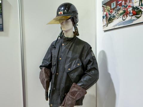 Pertti Kärhän ajoasu. Sixillä suomen joukkueen kuskit tunnisti mustasta kypärästä.