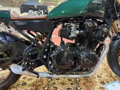 Maalaus ja penkin verhoilu on teetetty ulkopuolisella, mutta muuten kaikki on tehty ja suunniteltu itse