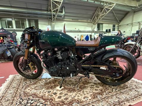  Honda CB750K EVO on sähköjen viimeistelyä valmis ajoon.