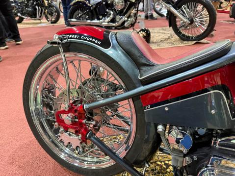 Street Chopper 100 on 23. Leskisen rakentama pyörä. Järjestysnumero on maalattu pyörän sivuun.