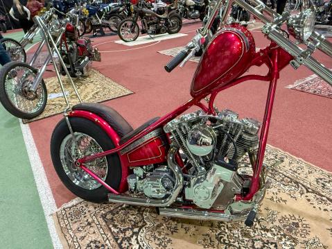 Ohjaustanko, jalkahallintalaitteet. Sissybar ja ketjunsuoja sekä keulan alaputkien tukirauta, joka  pitkässä keulassa on välttämatön.