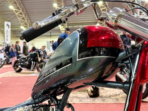 Öljy- ja bensiinitankki sekä takalokasuoja. Rungon sisällä kulkevat sähköjohdot sekä jarru- ja kytkinletku.