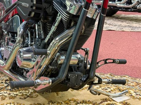 ...jalkahallintalaitteet, takalokarin tuet, moottorin yläkiinnike ja pakoputket on valmistettu teräksestä.