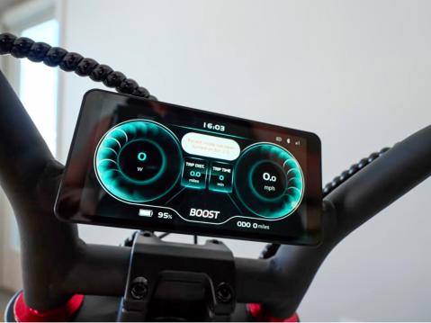 AETOS Flux X26:n TFT-mittaristo tukee over-the-air-päivityksiä.