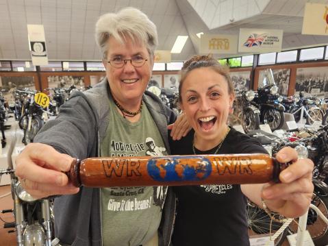 Kuvassa vasemmalta Liza Miller ja Hayley Bell. Vuoden 2019 viestikapula on vaihtunut digitaaliseen vuonna 2026.