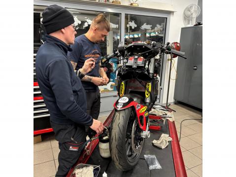 Mekaanikot säätämässä Ducatia.