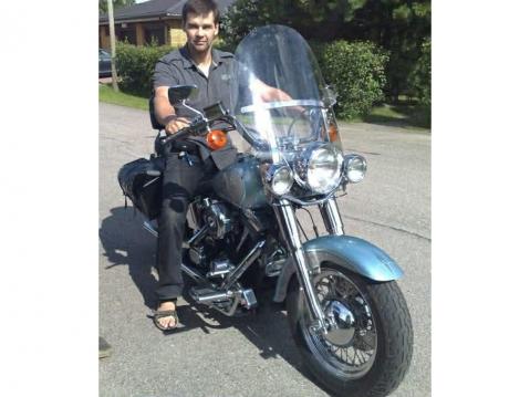 Ilkka Kontinaho ja Harley-Davidson Heritage Softail.