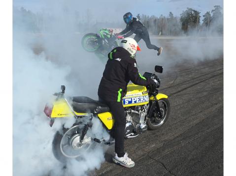 Artsi antaa mallia kuminpolttelussa.