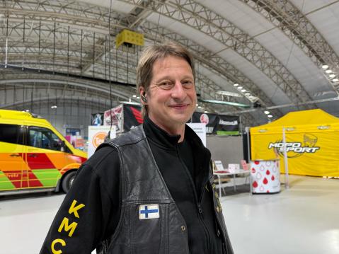 KMC:n puheenjohtaja Pentti Koistinen toivottaa messuvieraat tervetulleiksi.