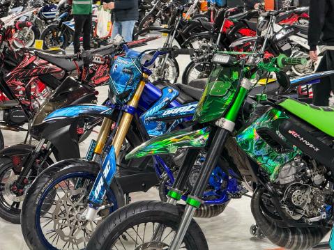 Messujen kevaritarjontaa.