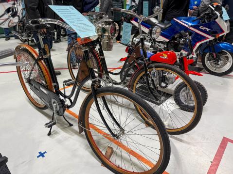 Etualalla oleva 'New Perfection' -merkkinen amerikkalaisvalmisteinen polkupyörä on 1910-luvulta.