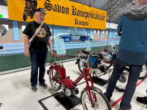 Olavi Taanila ja miehen harvinaisin kaksipyöräinen, Peugeot 101 MT-D -mopedi vuodelta 1969. Tiettävästi niitä on kaksi Suomessa. Huippunopeus 25 kmh.