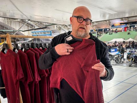 Finnsvalan tunnetuinta tuotetta, teknistä verkkoasua esittelemässä Kimmo Aakko. Tekninen verkkoasu on aina kuiva ja puhdas ja siirtää kosteuden eteenpäin. Verkkoasu on pitkän kehitys- ja tutkimustyön tulos.