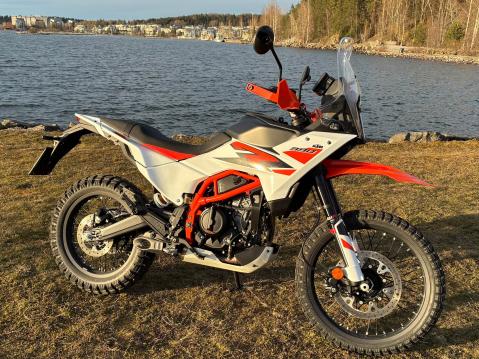 KTM 390 Adventure R vuosimallia 2026.