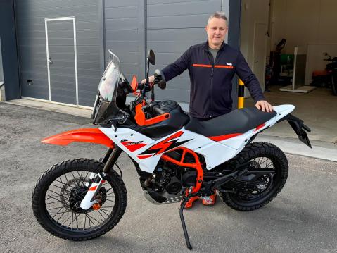 KTM Nordicin edustaja Hannu Hänninen luovutti pyörän ja opasti samalla sen käyttöön.