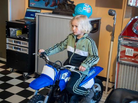 Taiteilija Kuisma Juvonen hienon lahjoitus-Jammunsa kera.