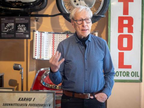 Pekka Karhumäki valotti Karhumäen veljesten historiaa sota-Harleyn kanssa sekä Kar-Airin toimintaa muutenkin.