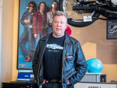 Pasi Mäkiranta on ansioitunut Royal Enfield -keräilijä. Monella ei taida olla tallissaa kahta yli 100-vuotiasta RE:tä?