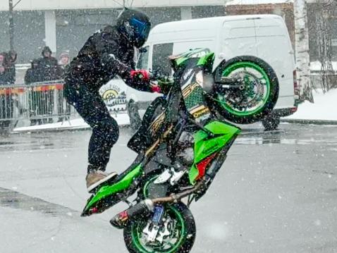 Lumisateesta huolimatta, lauantainakin nähtiin FMX- stuntshow.