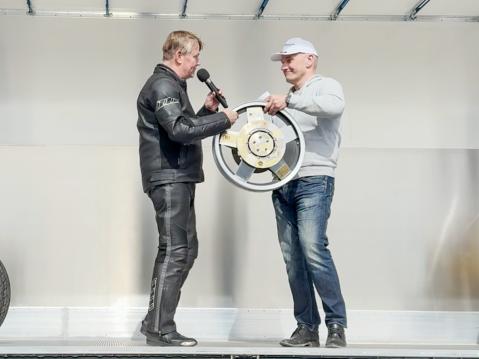 Ring Race Club ry:n puheenjohtaja Jarkko Niemelä (oik.), ojensi kiertovanteen SMOTO:n puheenjohtaja Jarmo Jokilammelle.