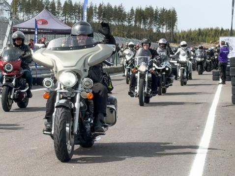 GP-radalla järjestettyyn Paraatiajoon osallistui kaikkiaan noin 500 motoristia.