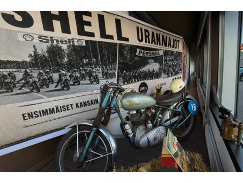 Royal Enfield vuodelta 1953 on näyttelyn vanhin pyörä. Sillä osallistuttiin Imatran historian ensimmäiseen TT-kilpailuun ennen radan MM-arvoa.