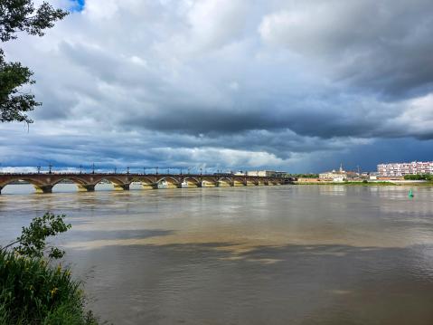 Pont de Pierre. Ranskassa on paljon kauniita vanhoja rakennelmia, ken niistä on kiinnostunut.