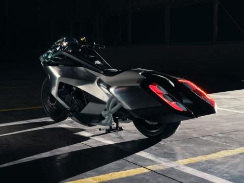 BMW Vision-K18. Kuusi sylinteriä, kuusi äänenvaimenninta.
