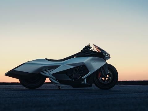 BMW Vision-K18. Virtaviivaisia muotoja on haettu mm. yliäänikone Concordesta.