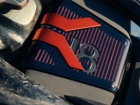 BMW Vision-K18. Moottorin ilmansuodin on ottanut polttoainetankin paikan.