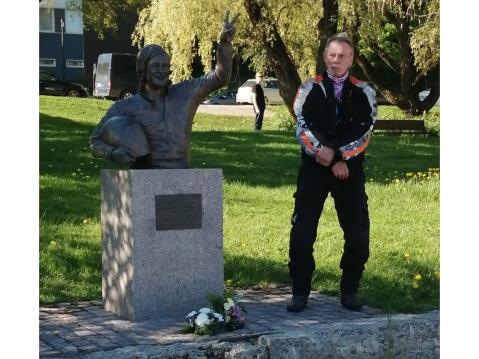Jouni Jokiniemi Jarno Saarisen muistomerkilla.
