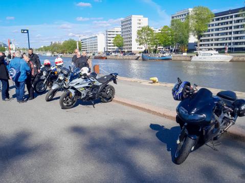 Aurajoen rannassa.