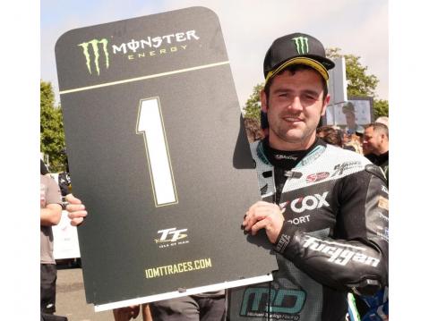 2022 Monster Energy Supersport TT:n kisa 2:n jälkeen tuttu mies, ja tuttu numero. Michael Dunlop voittoisana. Kuva IOMTT.